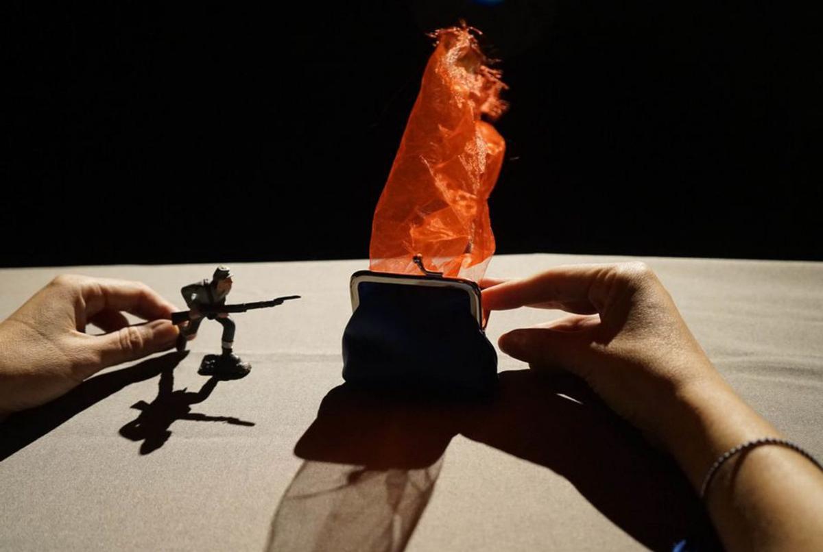 La artista manipula diferentes objetos. | COMPAÑÍA COLORADAS