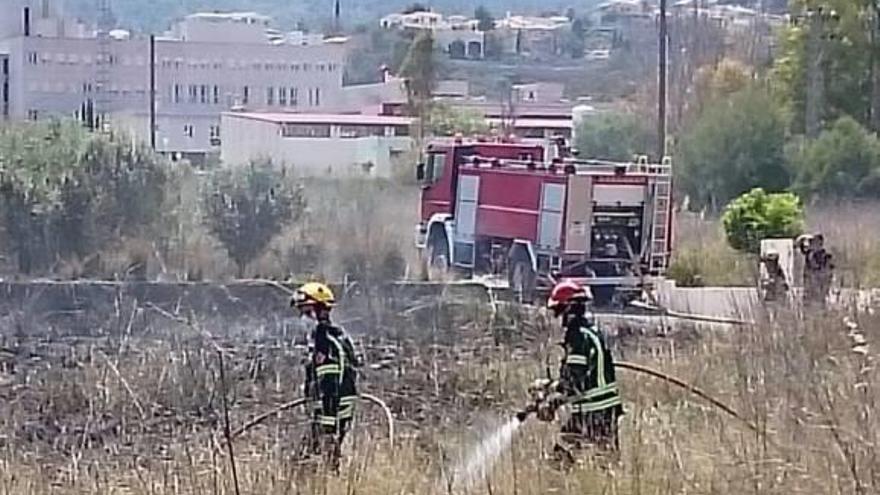 Dénia sufre dos fuegos, uno eléctrico y otro en un terreno próximo al hospital