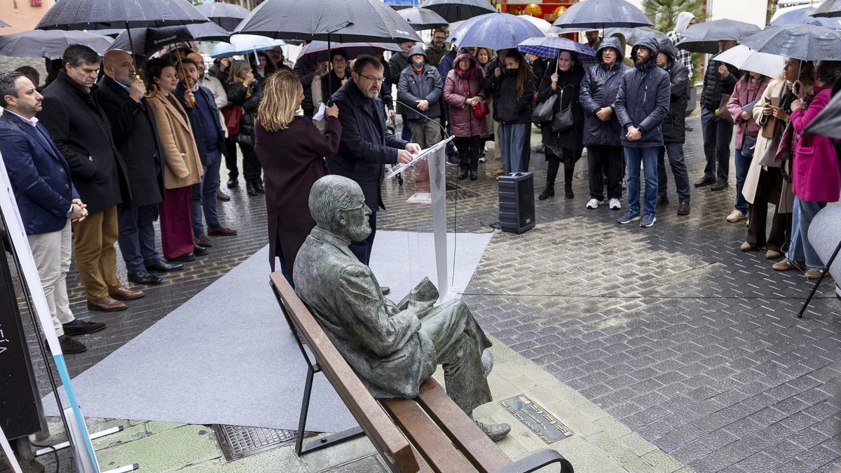 Neuer-Nachbar-in-Palmas-beliebter-Fu-g-ngerzone-Carrer-del-Oms-Wer-sitzt-denn-da-auf-einer-Bank-