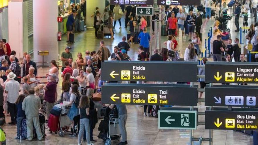 Pasajeros en la planta de llegadas del aeropuerto de Alicante-Elche, que en el mes de octubre volvió a ganar tráfico tras los descensos del pasado verano