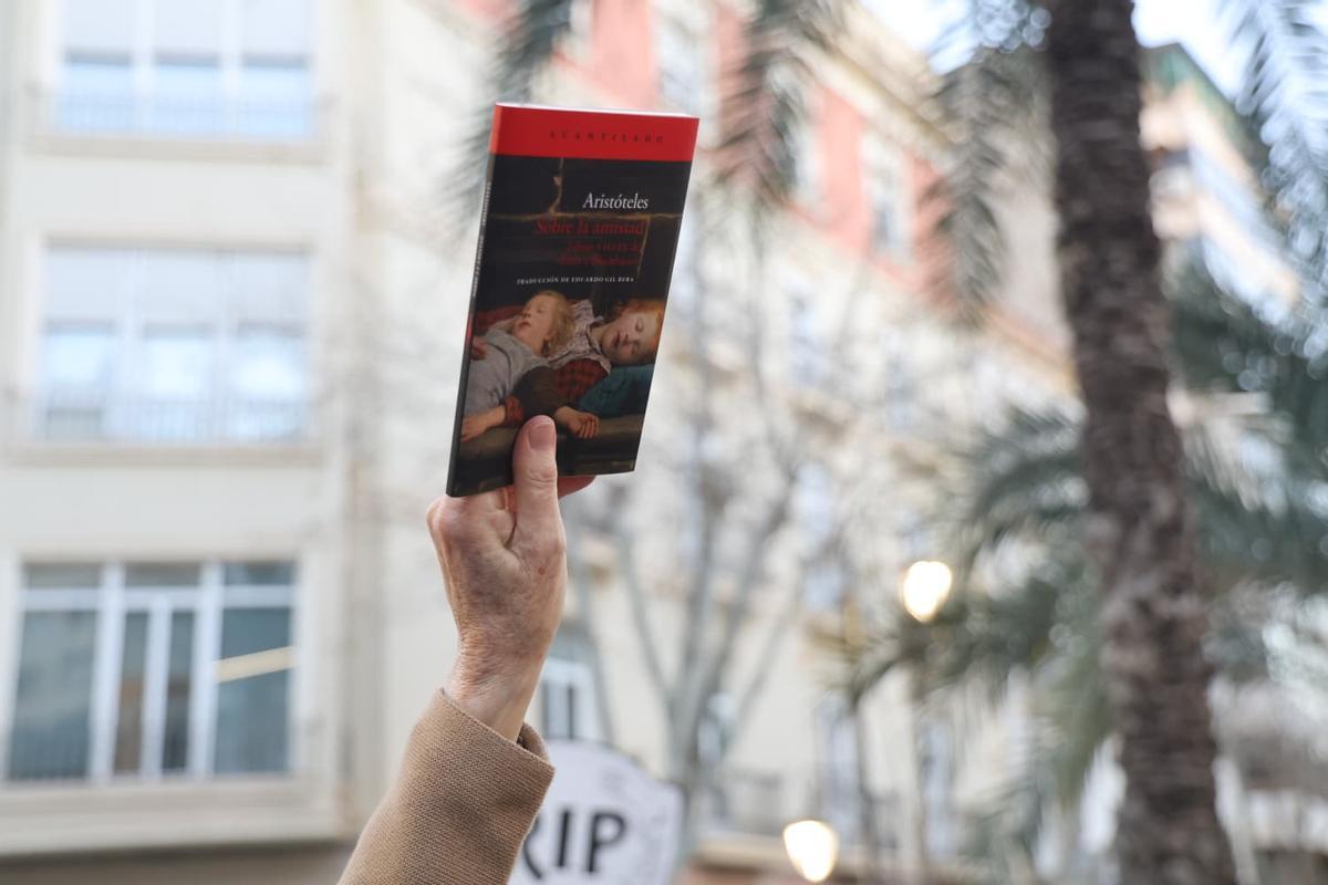 Protesta para salvar la Biblioteca Azorín de Alicante: usuarios denuncian el deterioro del servicio y reclaman un espacio de calidad