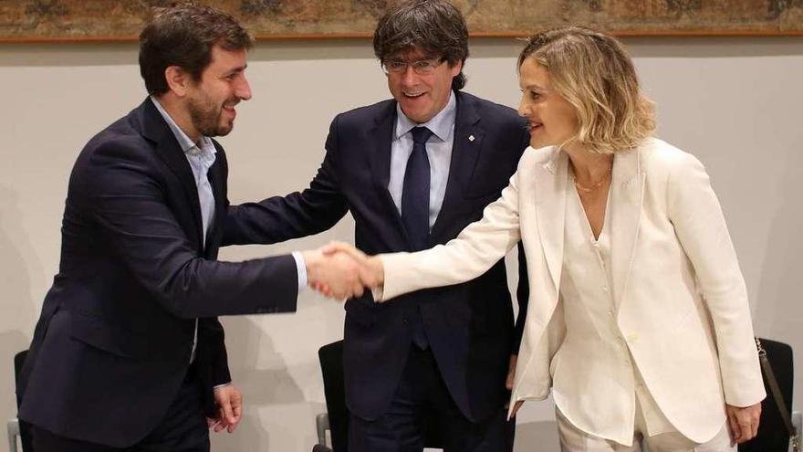 El conseller de Salud de la Generalitat, Antoni Comín, saluda a Flora Pérez.