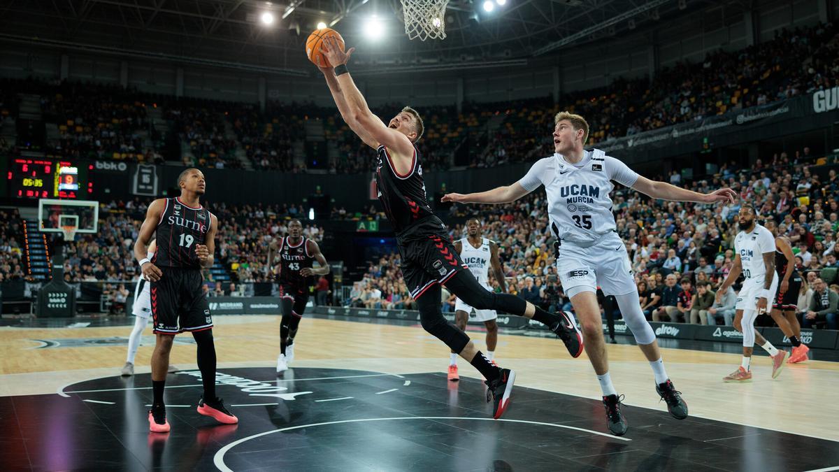 Un momento del partido entre el Surne Bilbao Basket y el UCAM Murcia en el Bilbao Arena.