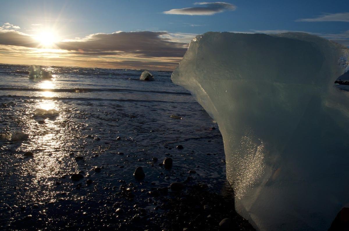 Atardecer en un iceberg de Islandia