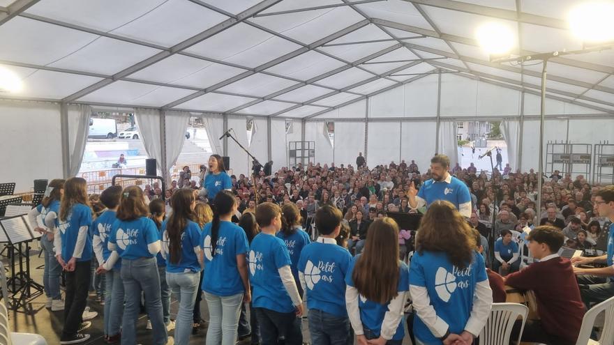 La Banda Jove y Petit Ars maravillan en el concierto solidario de Xàbia