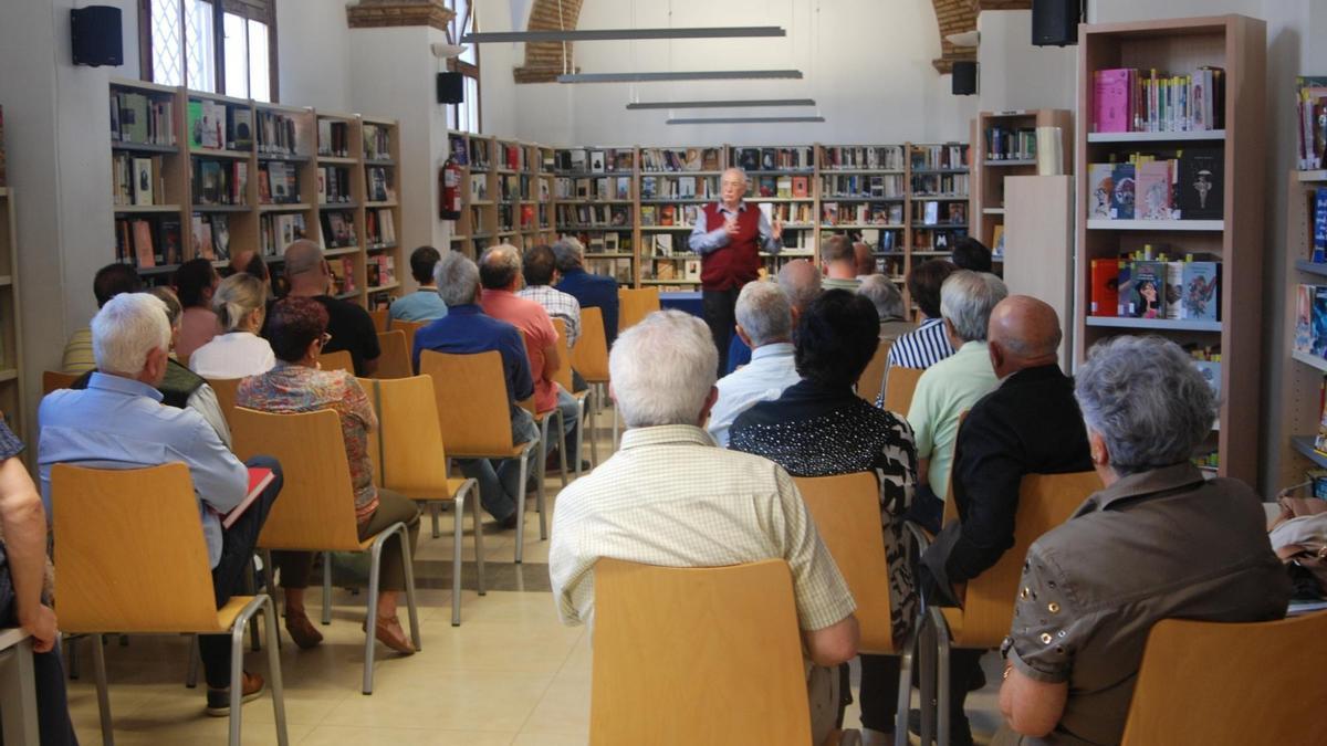 La sustitución de la cubierta de la biblioteca de Requena es una de las obras pendientes.