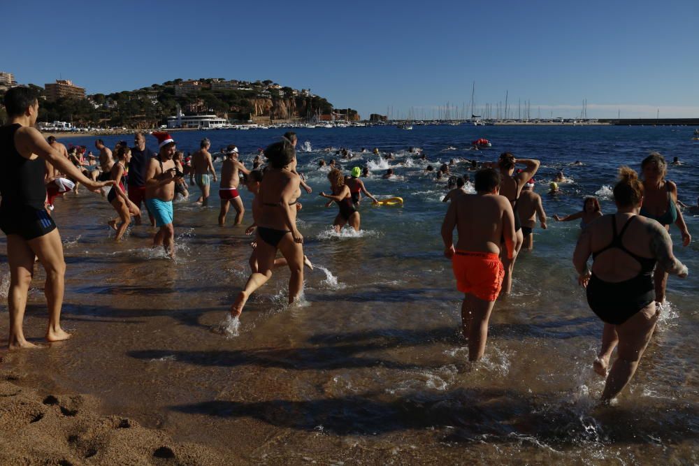 Primer bany de l'Any a Sant Feliu de Guíxols