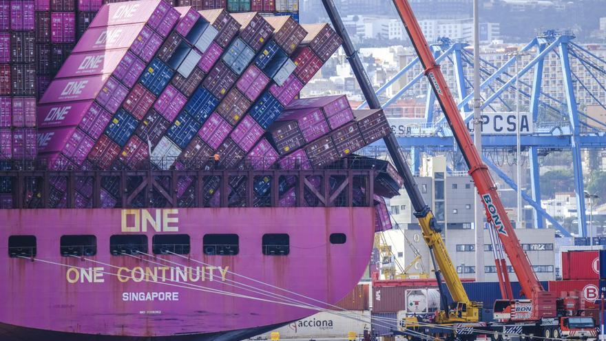 Continúa la delicada maniobra con el 'One Continuity' en el Puerto de Las Palmas