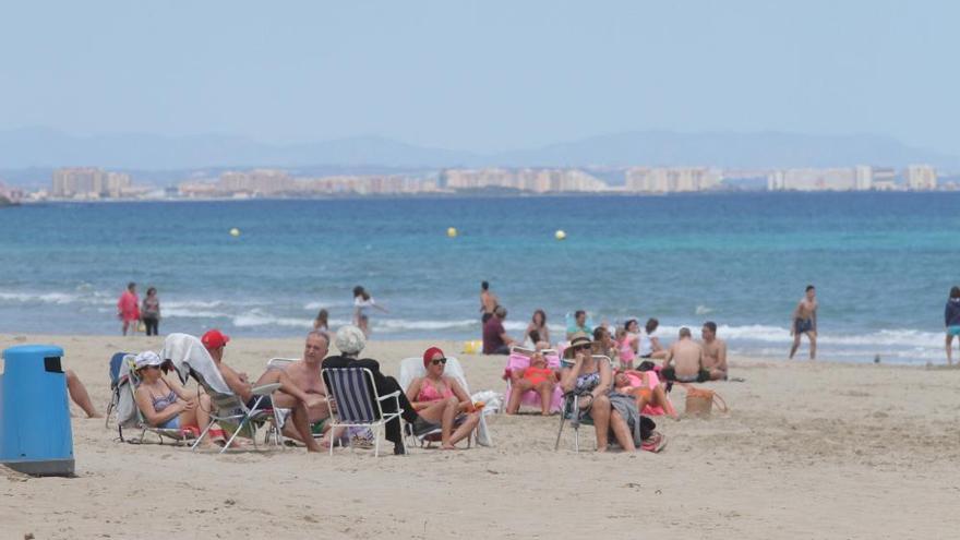 Playas llenas de personas disfrutando del puente