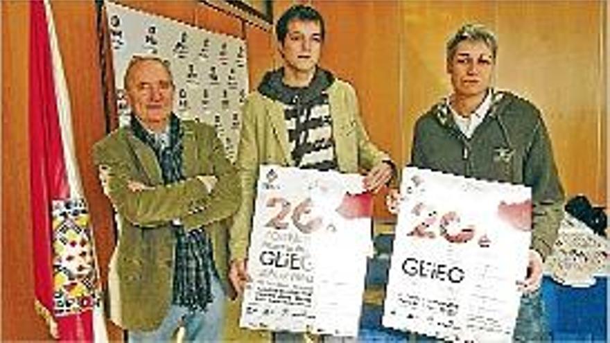 Joan Escuder, Enric Surís i Sandra Ventura, amb el cartell del torneig.