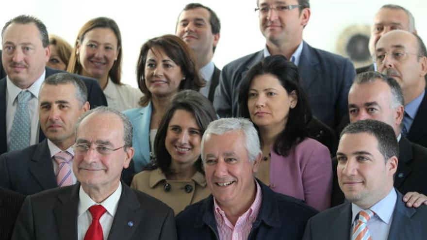 El presidente del PP andaluz, Javier Arenas (abajo centro) esta mañana durante la presentación de los coordinadores populares de los distritos de Malaga capital