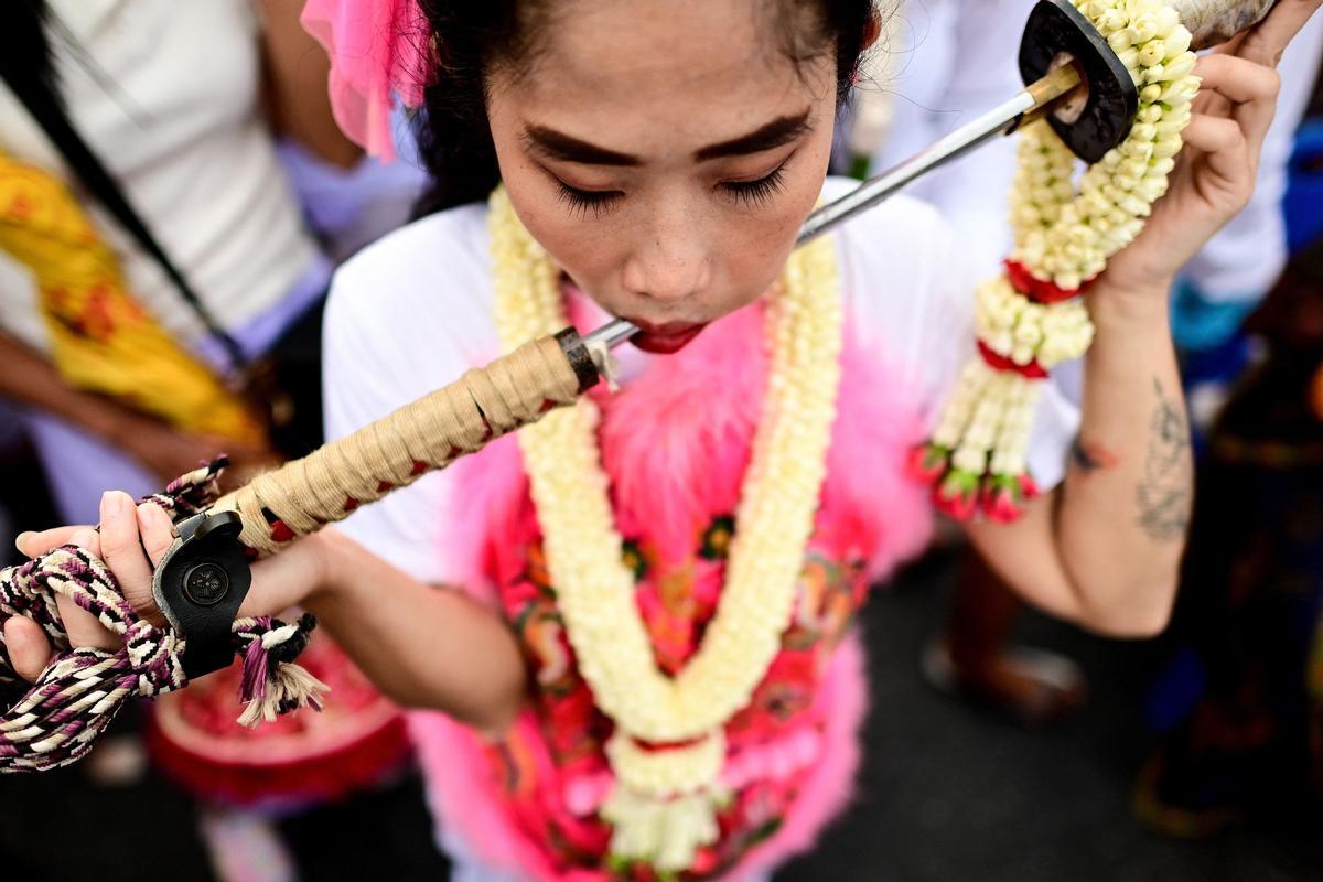 Piercings extremos para limpiar el alma en el Festival Vegetariano de Phuket