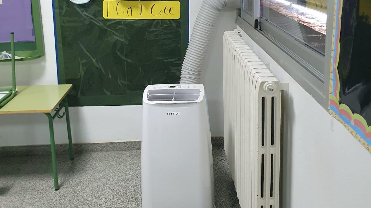 Un aparato de aire acondicionado en una de las aulas del CEIP Josefa Amar y Borbón.