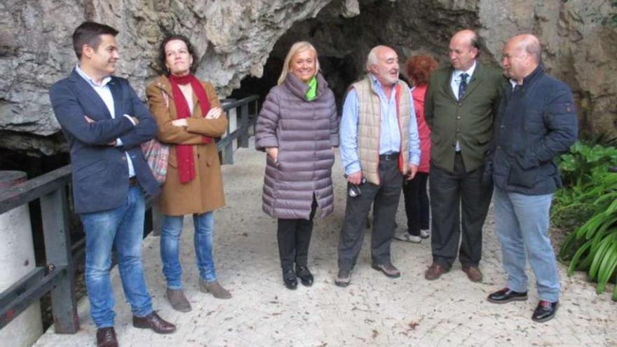 Los populares, ayer en la cueva de Tito Bustillo.