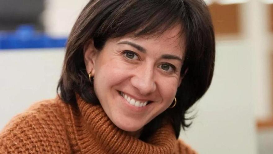 La psicóloga Alba Cardalda firmando un ejemplar de su libro 'Cómo mandar a la mierda de forma educada'