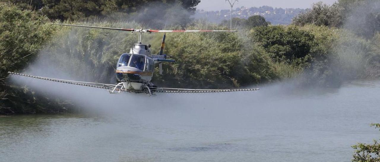 El helicóptero encargado de realizar el tratamiento aéreo, durante la demostración que se celebró ayer por la mañana.