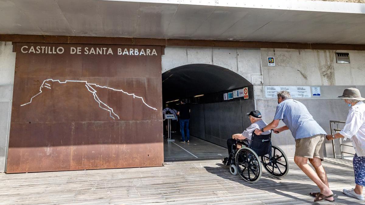 Acceso al ascensor, desde Juan Bautista Lafora