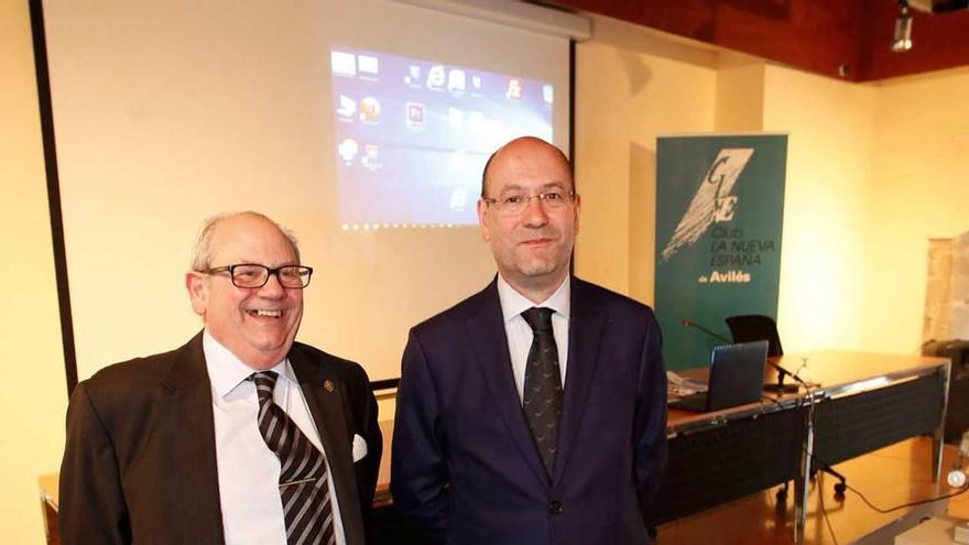 Santiago Álvarez, a la derecha, junto a Joaquín Mastache, presidente de la Asociación de Mediadores de Asturias, en el palacio de Valdecarzana.