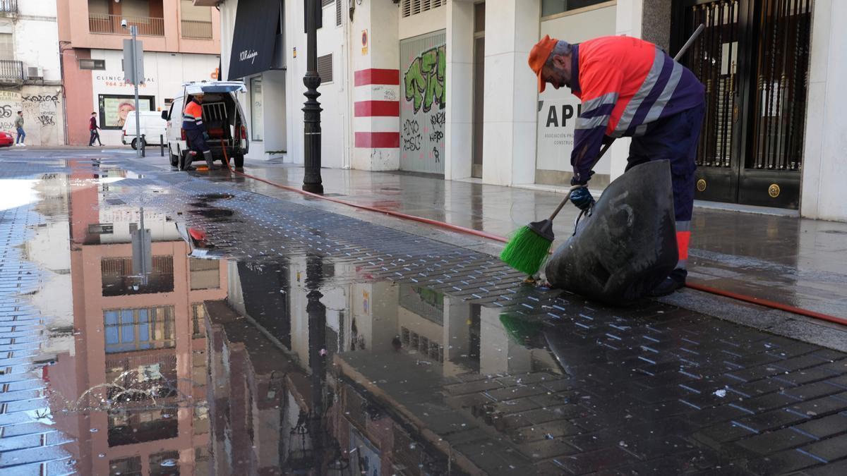 Operarios del servicio municipal en Castelló, en pleno trabajo.