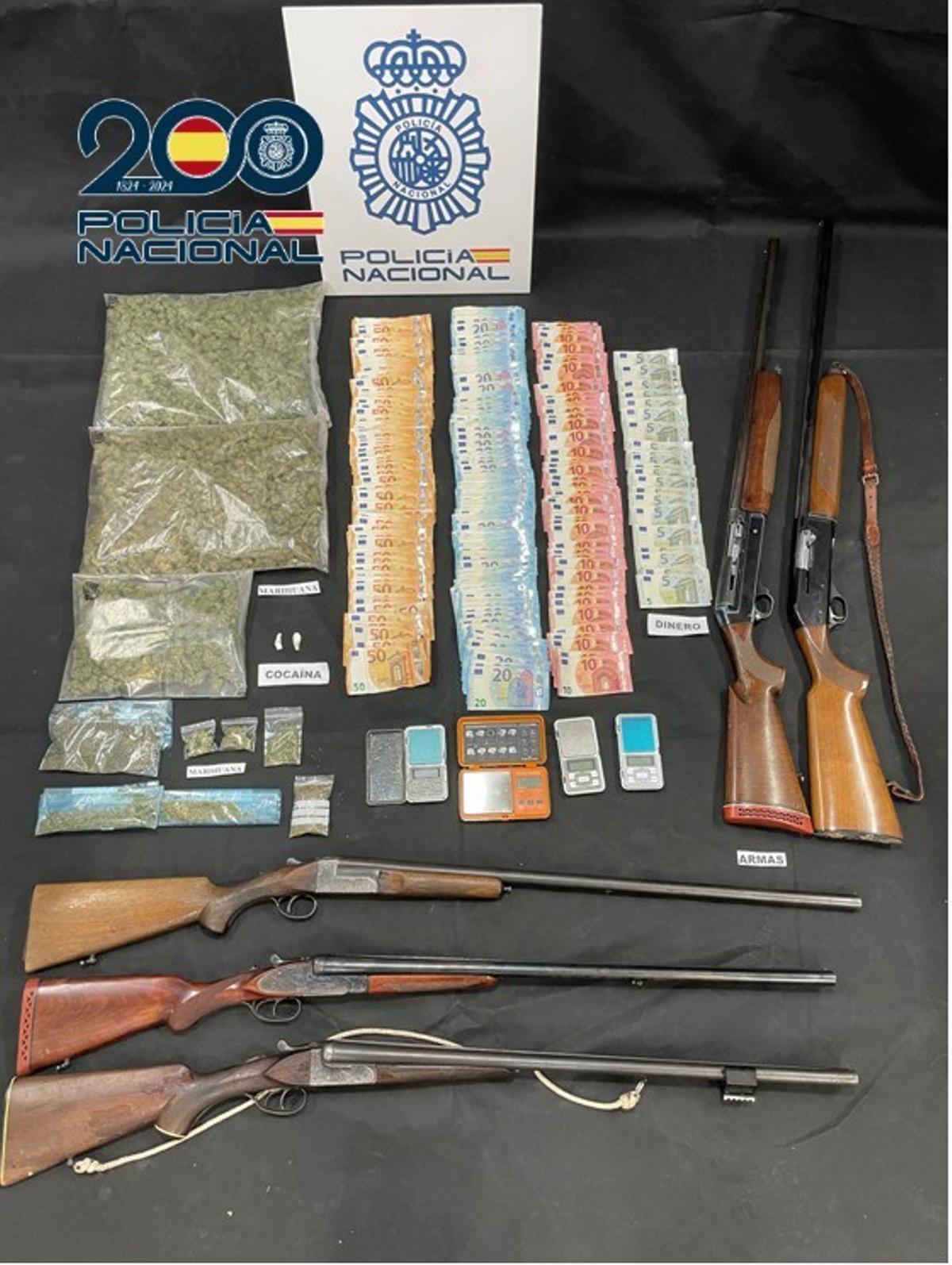 Droga, dinero y armas intervenidas en la operación contra el narcotráfico en Cabra y Lucena.