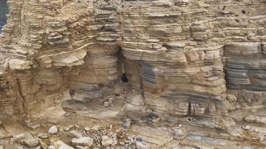 Así ha quedado la cueva de Punta Galera tras la intervención policial y el desalojo del okupa