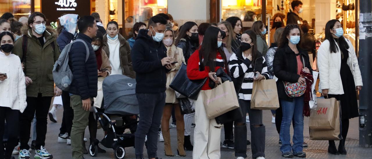 Personas tras realizar sus compras la pasada semana en el Black Friday.