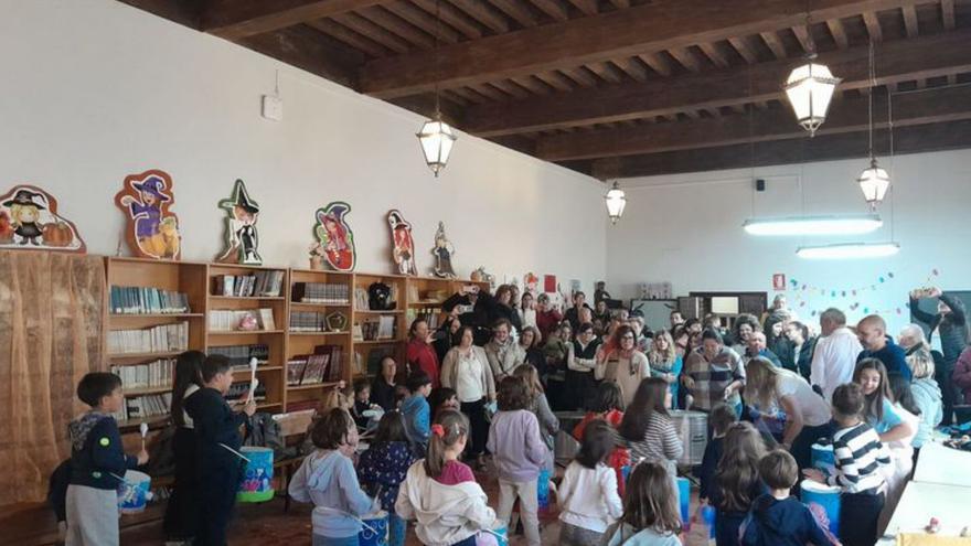 Los niños, durante la exhibición de batucada. | C. T.