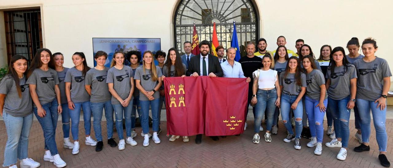 López Miras en el recibimiento a las jugadoras, cuerpo técnico y directiva del Alhama ElPozo. | L.O.