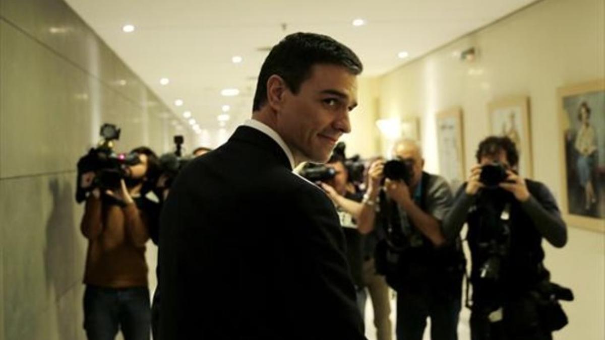 El secretario general del PSOE, Pedro Sánchez, ayer, en el Congreso, tras su entrevista con el Rey.