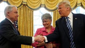 Trump saluda a Sessions en la Casa Blanca, el pasado mes de febrero.