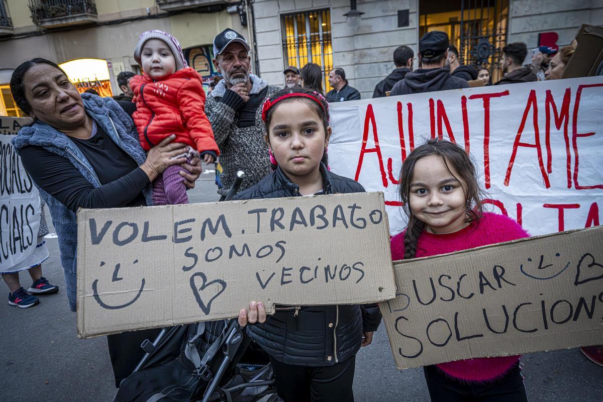 Protesta de la comunidad gitano-rumana de Vallcarca ante la sede del distrito de Gràcia