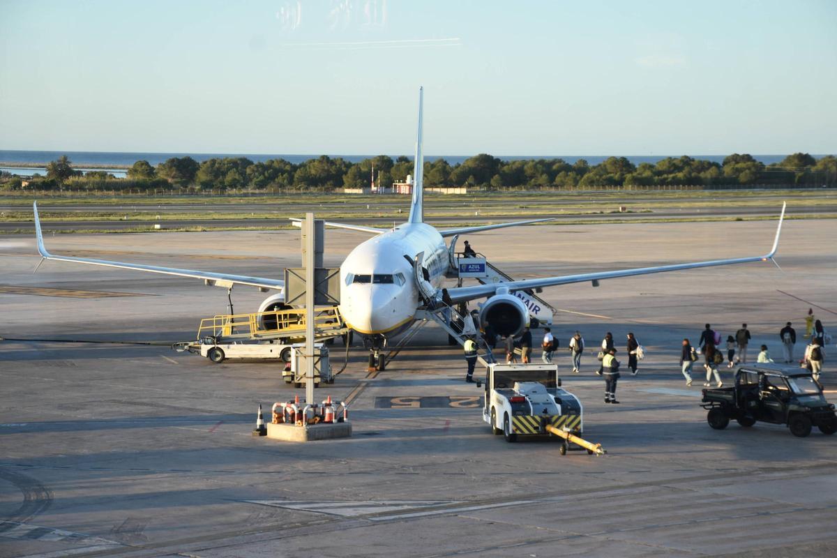 Un avión en la zona de estacionamiento del aeropuerto, este mes de abril.