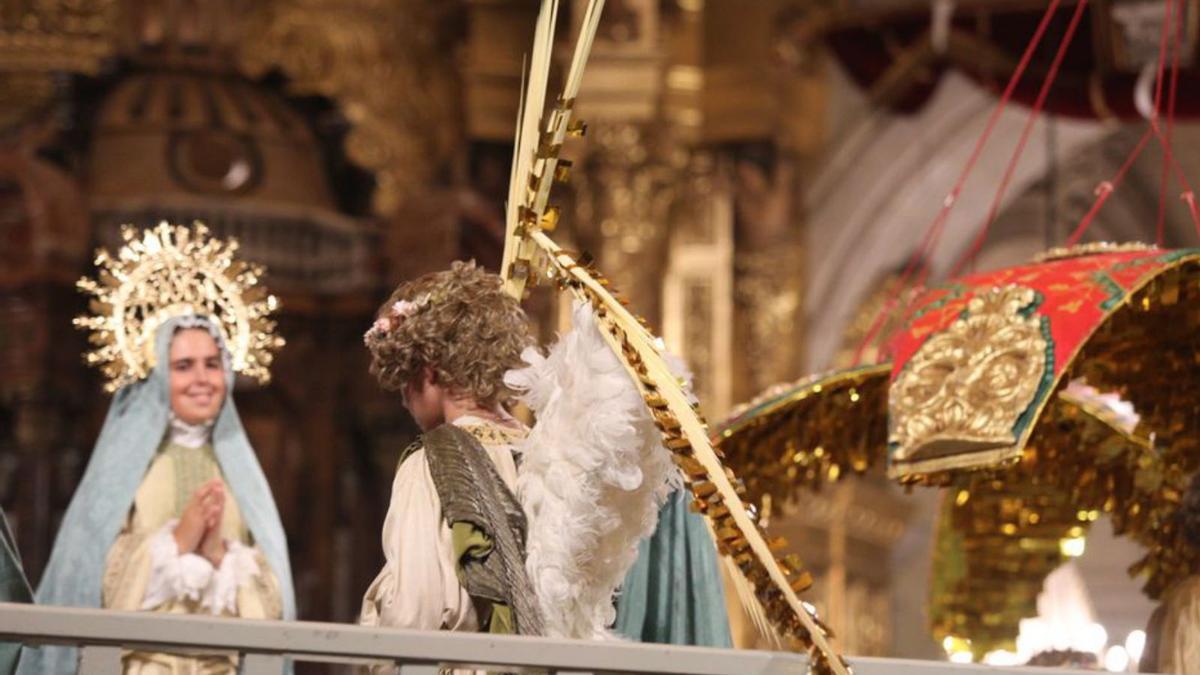 La María mirando al apóstol San Juan en el cadafal mientras este le canta, durante el segundo ensayo general del Misteri. | ANTONIO AMORÓS