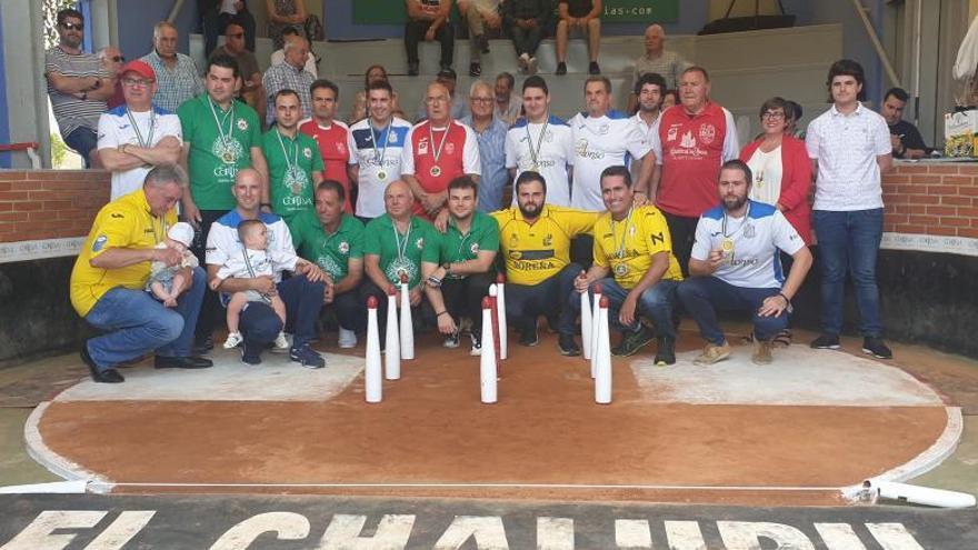 Foto de familia de los premiados. | L. B.