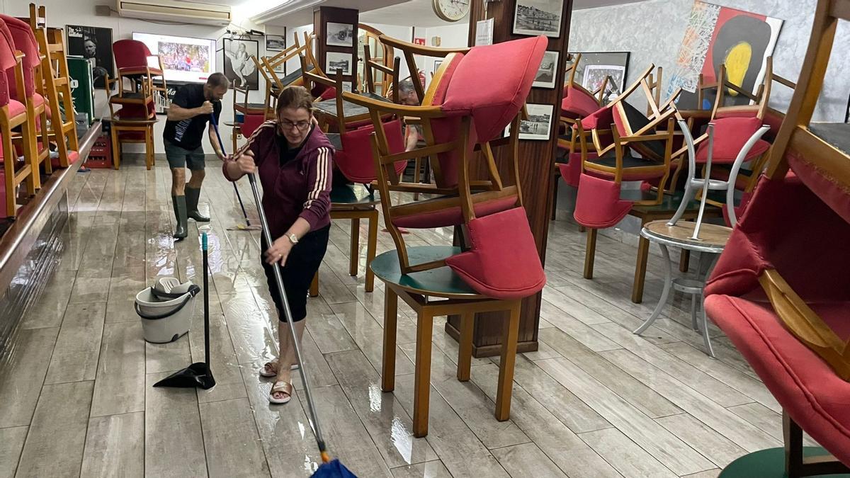 “Cada vez que llueve un poco fuerte, tenemos el mismo problema, este barrio está muy mal”, explicaba el propietario del bar Manhattan, José Díaz