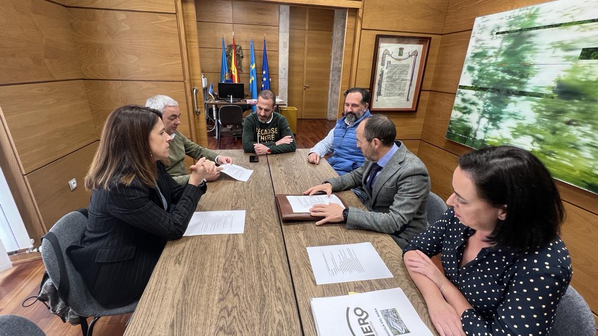 Un momento de la reunión con los representantes del Águila del Nora