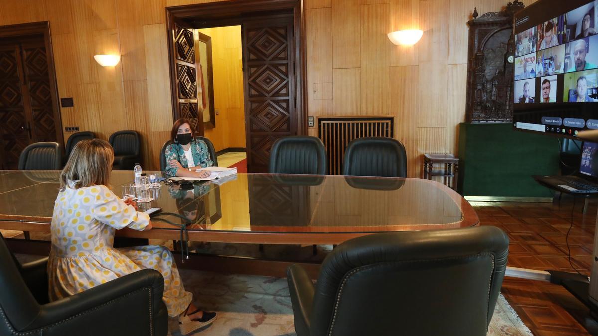 La vicealcaldesa de Zaragoza, Sara Fernández, junto a Patricia Cavero, durante la reunión telemática del Consejo Local.