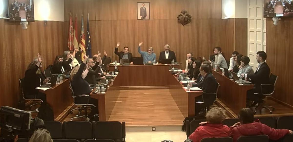 El PP y Vox votando a favor de prohibir el velo islámico en dependencias municipales