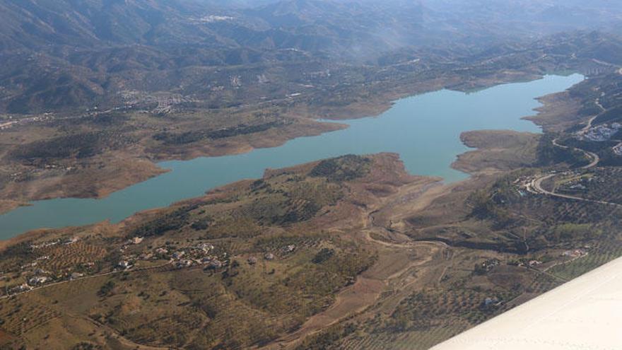 El pantano de La Viñuela, que como se ve en la imagen es de los más necesitados de agua, ha sumado casi doce hectómetros.