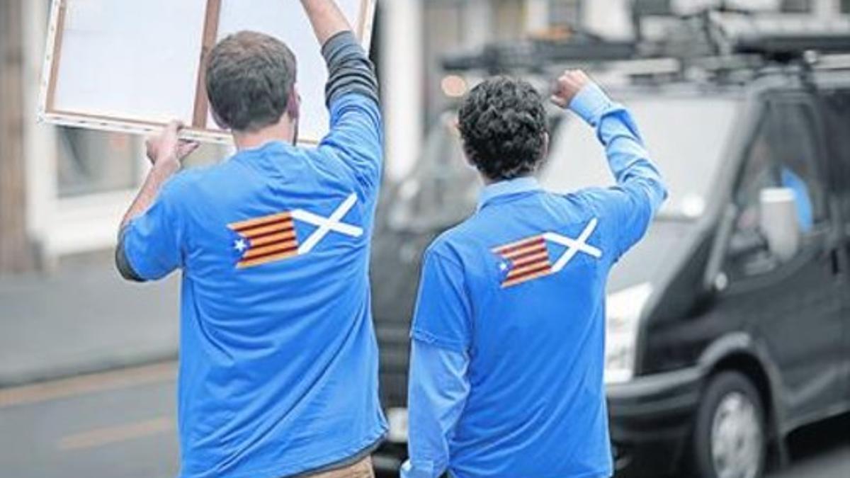 Dos independentistas catalanes, animando al 'sí', ayer, en Edimburgo.