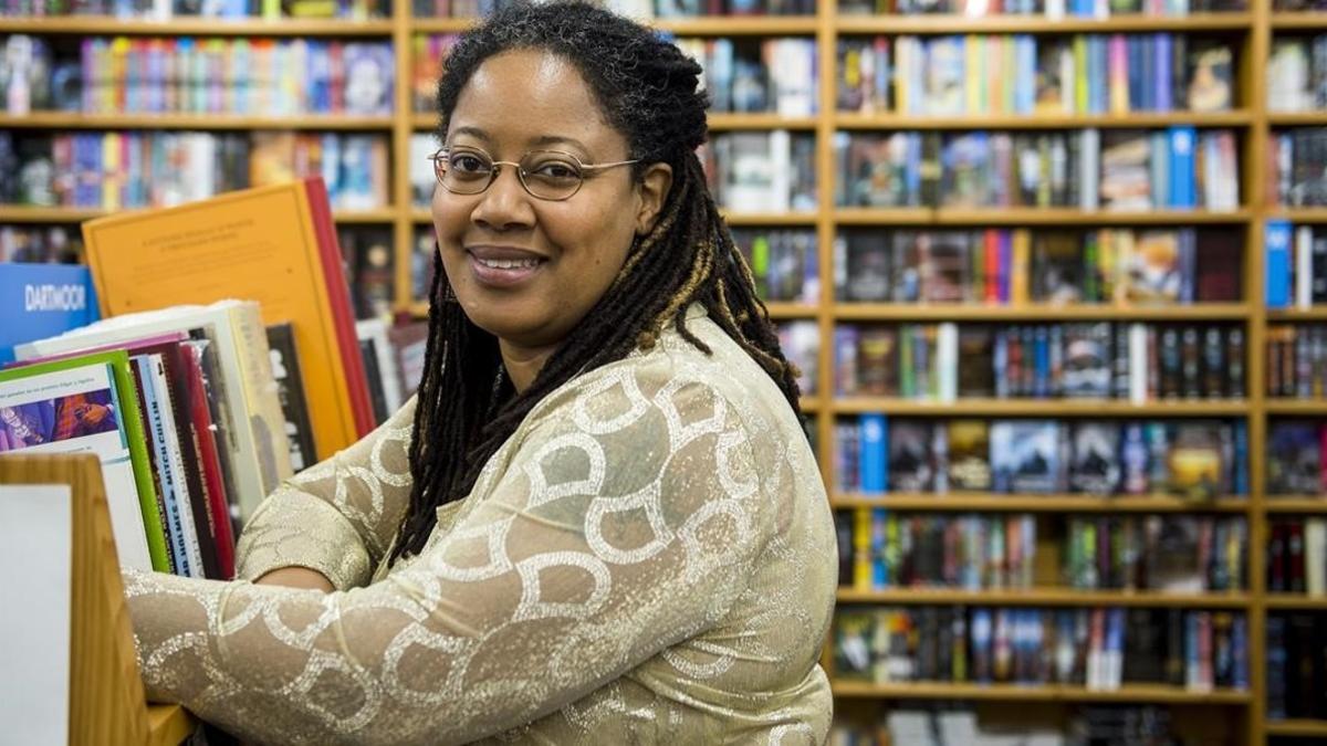 La ganadora del premio Hugo de ciencia ficcion 2016   la escritora N K  Jemisin  posa en la librería Gigamesh