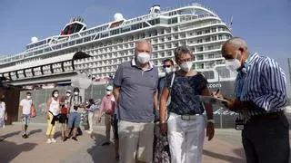 Atraca en Málaga el primer crucero que visita la península tras el parón de la Covid-19