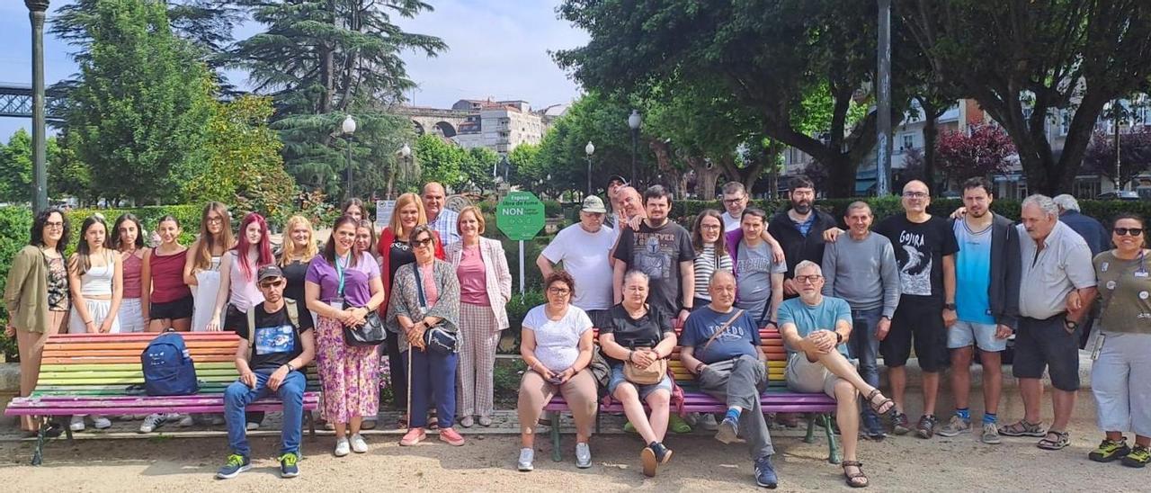 Integrantes de la AECC y alcaldesa colocaron ayer la señalización en la alameda.