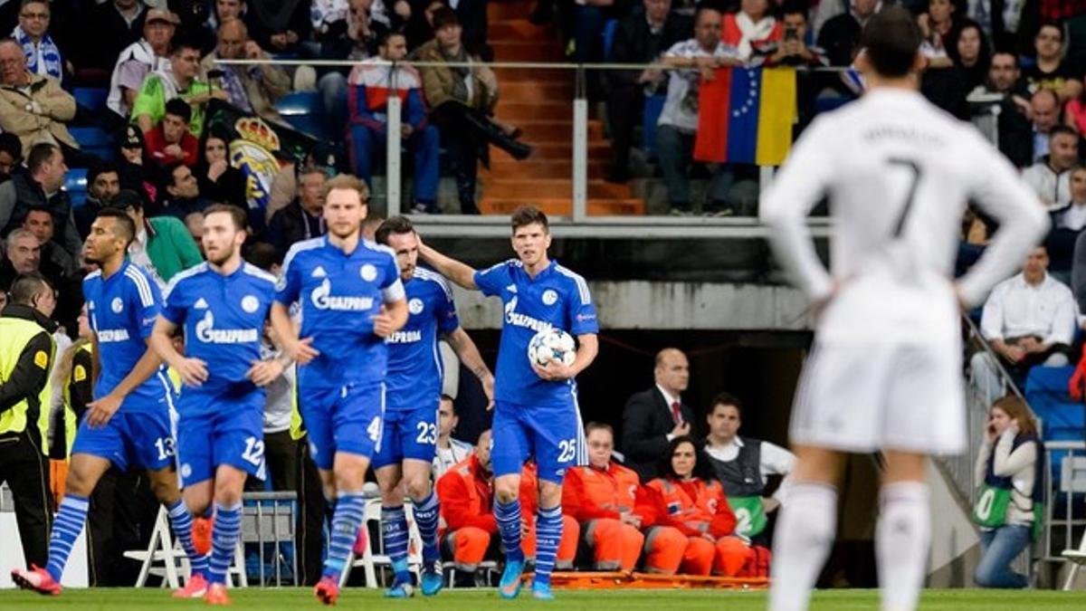 Cristiano mira la celebración alemana en un gol del Schalke en el Bernabéu.