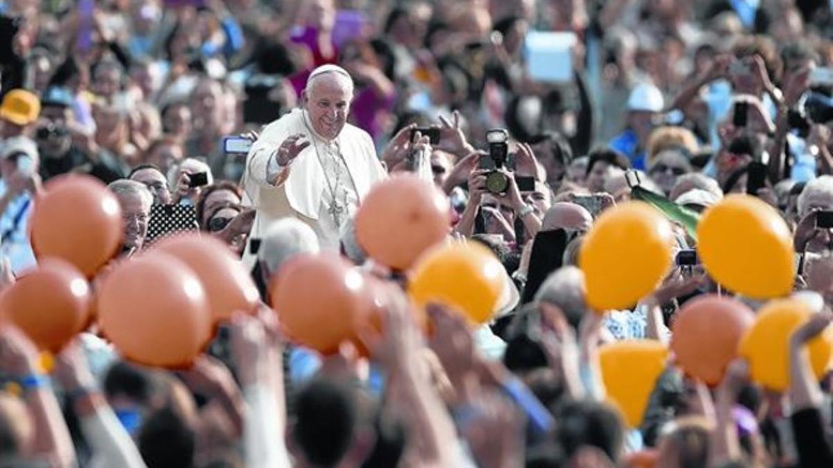 El papa Francisco llega, el día 22, a su audiencia semanal en el Vaticano.