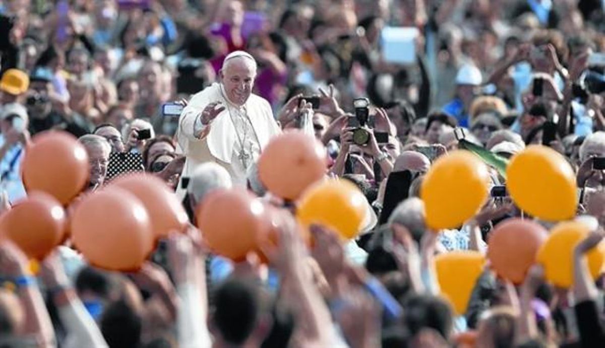 El papa Francesc arriba, el dia 22, a la seva audiència setmanal al Vaticà. El papa Francesc arriba, el dia 22, a la seva audiència setmanal al Vaticà.