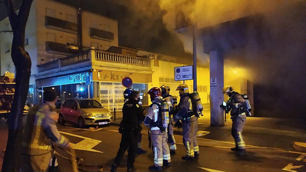 La forta fumera que sortia de l&#039;incendi i el desplegament de Bombers i Policia Local.