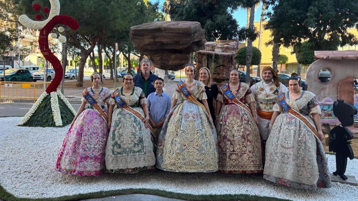 Falleros de la falla Cardenal Tarancón, durante les Creus de Maig de Burriana.