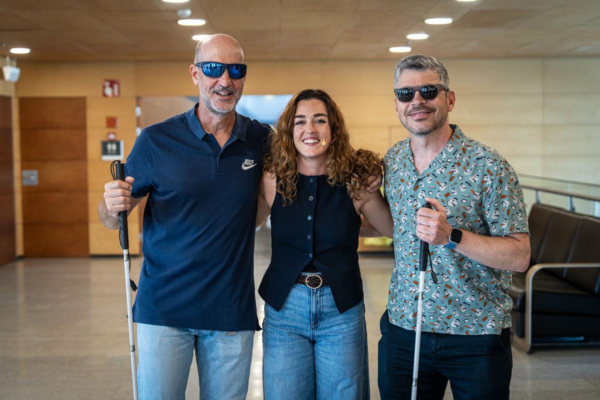 Presentación del documental 'La meta invisible' de EL PERIÓDICO, en la sede de la ONCE. En la imagen, Héctor Botí, protagonista del reportaje; junto a Begoña González, periodista de EL PERIÓDICO; y Hugo Font participante en el documental.