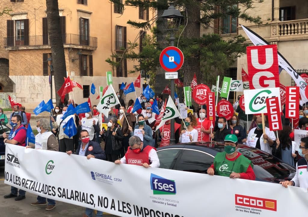 Manifestación Frente Al Consolat De Mar Contra Los Recortes De Sueldos A Los Funcionarios 2281